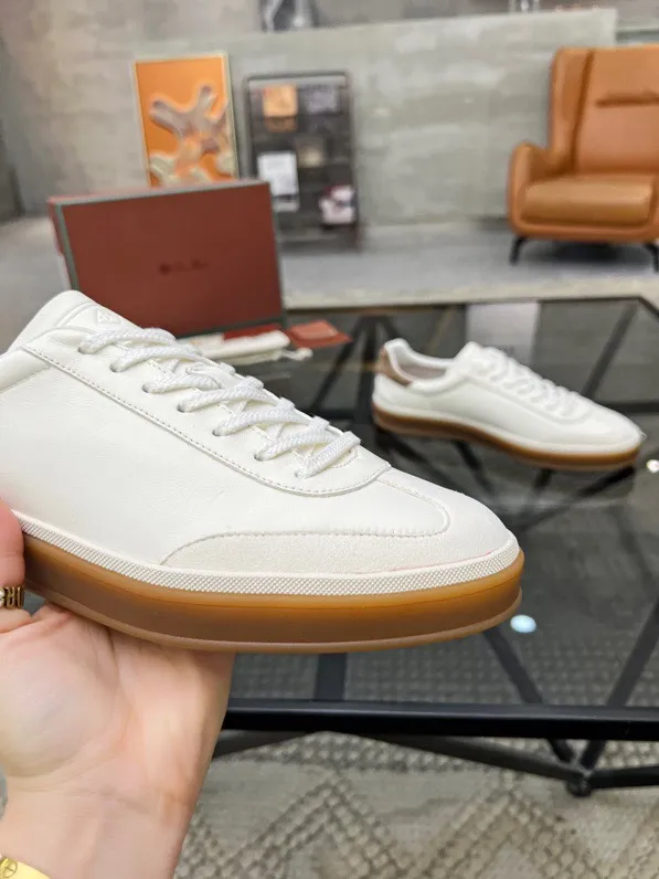 Factory price: 440💰Loro men's shoes💰iana top purchasing agent🇮🇹 men's shoes💰 The popular casual sneakers counter of the popular street man has new products at the same time. The uppers are made of cowhide fabric imported from Italy. The high-quality splicing technology has a classic and generous layout with a masculine temperament. Soft and comfortable cowhide lining. The soles: the original soles are specially provided by the original factory. The exclusive molded soles are super comfortable. The original factory follows the order. 🔍🔍High quality. You can enter and exit the counter at will. Welcome to compare. The code number is 38-44, customized 45